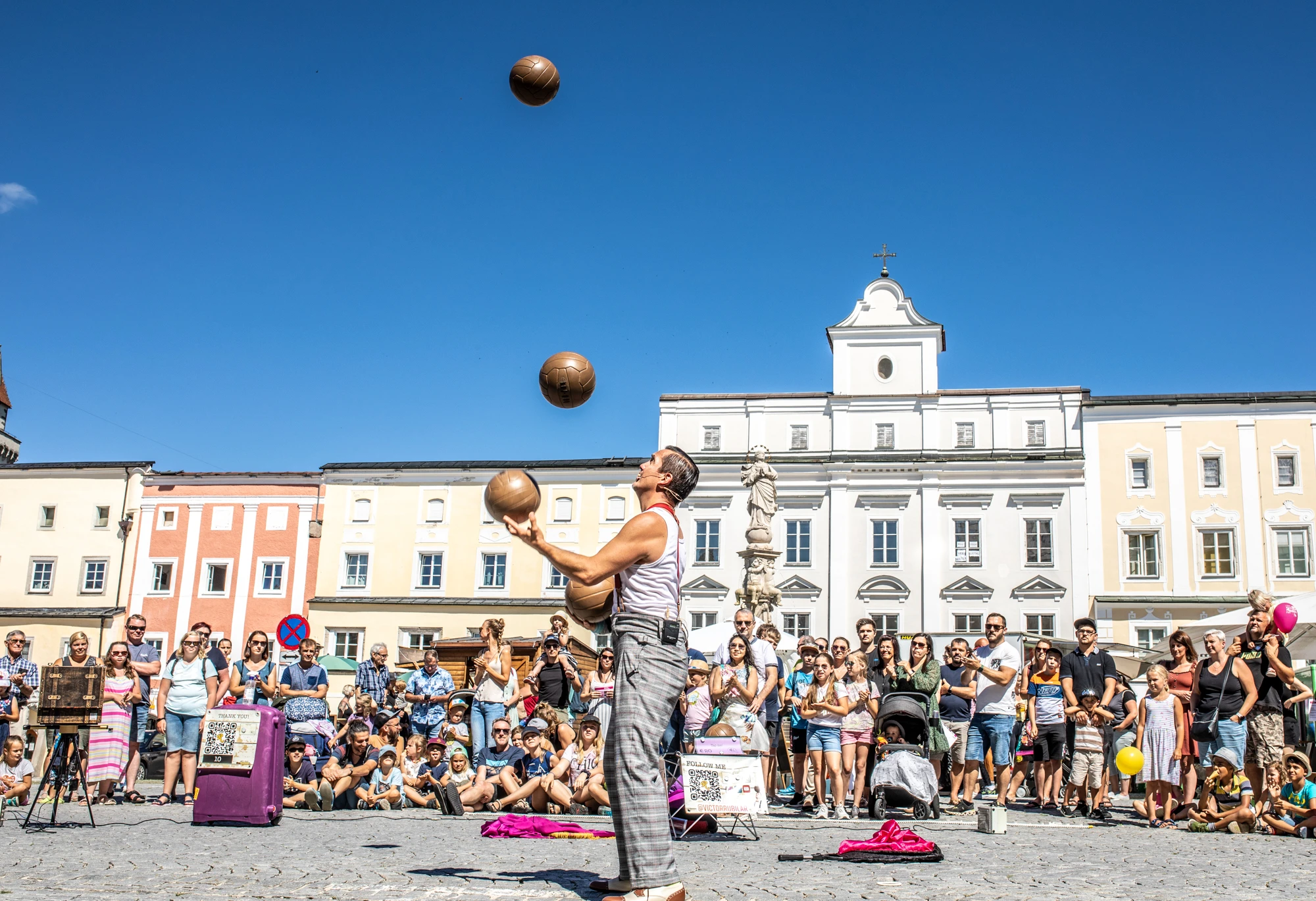 Viktor Rubilar jongliert mit fünf Fußbällen